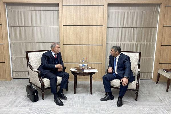 خلوصی آکار با وزیر دفاع جمهوری آذربایجان ملاقات کرد