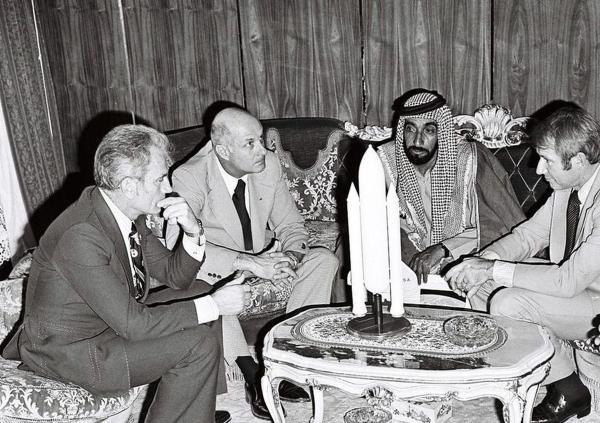 نام خلیج فارس روی میز بنیانگذار امارات؛ یک عکس تاریخی